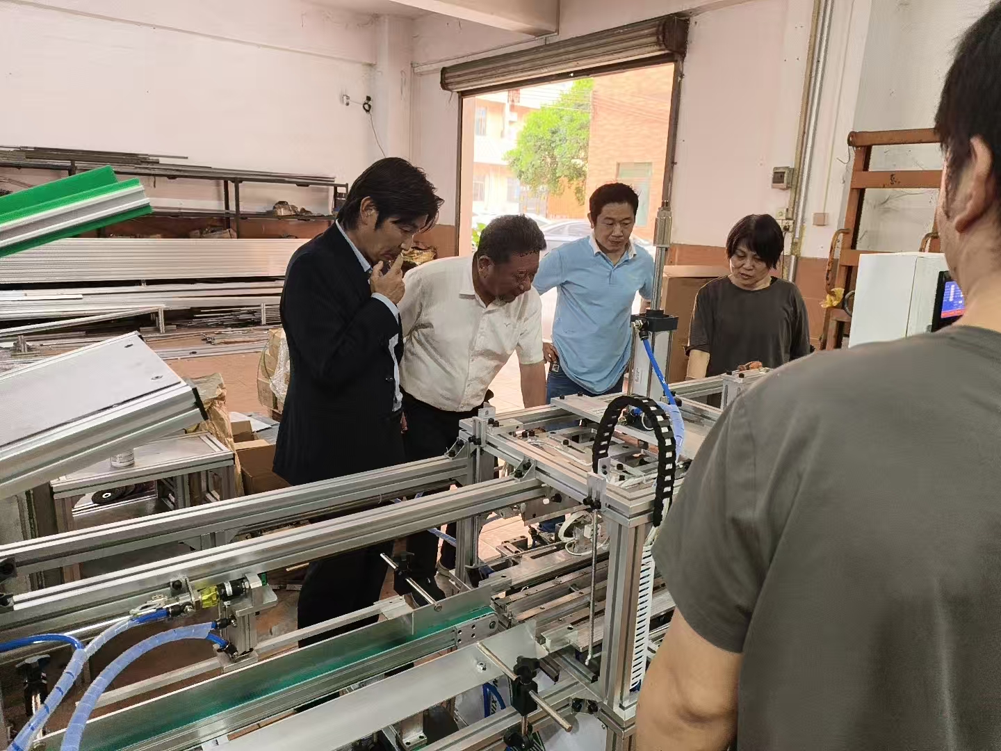 The two Japanese Client visited our company to conduct the inspection  and acceptance of the Automatic Blister Flanging Machine which are ordered half an month ago,and expressed great satisfaction with the equipment’s operational performance .